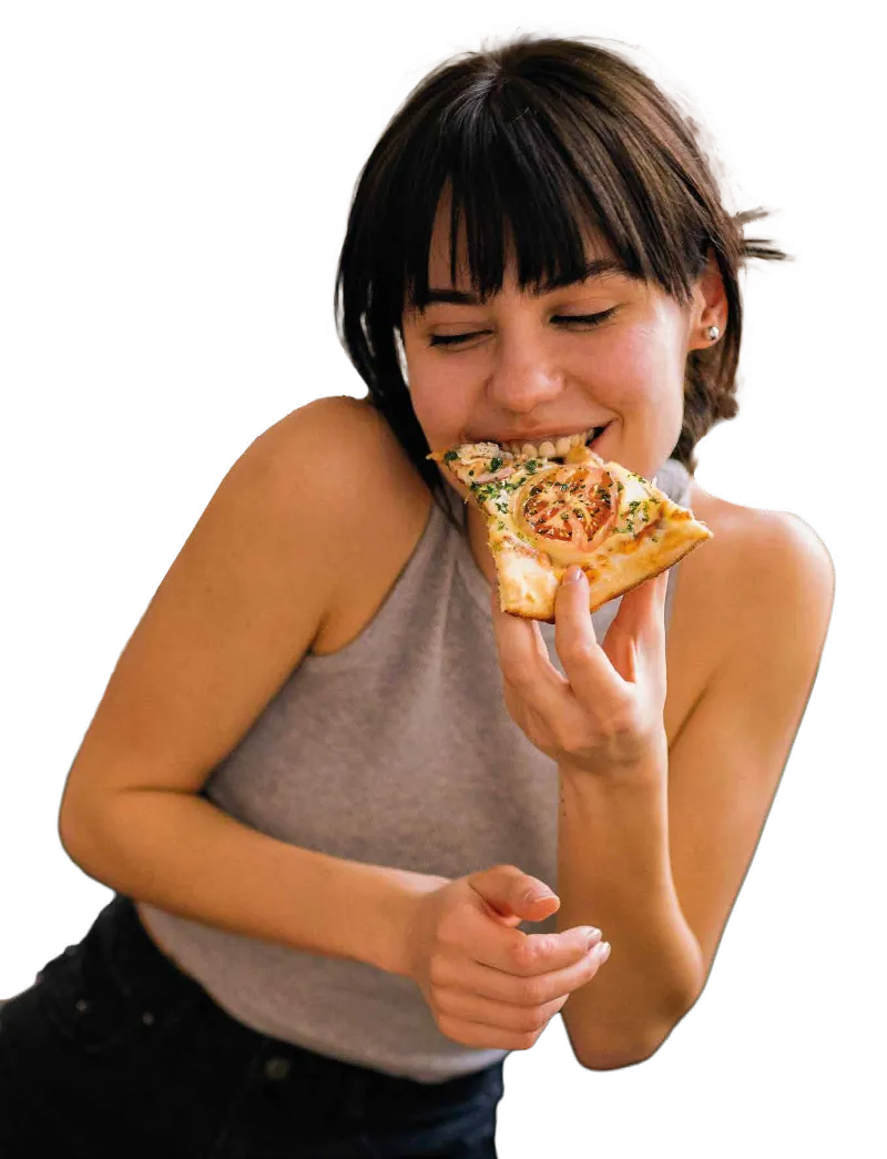Clienta disfrutando una porción de pizza Tomasso