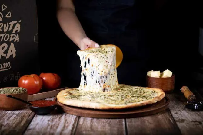 Pizza de muzzarella Tomasso con queso derretido